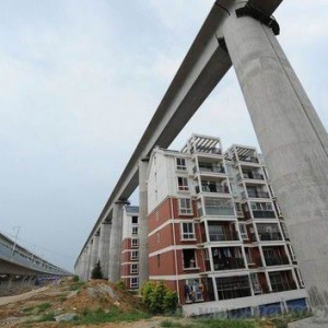 “史上最牛高铁高架桥”横跨新建小区