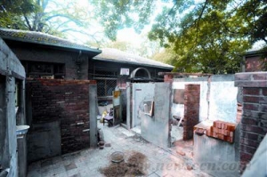 清华大学校内院梁思成故居加盖平房涉违建