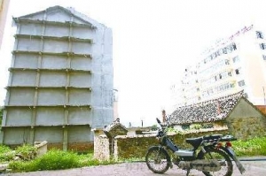 平房住户拒绝搬迁 入住5年还烂尾楼