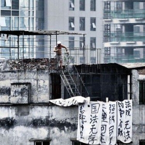 广州杨箕村拆迁户储备大量汽油对峙强制拆迁