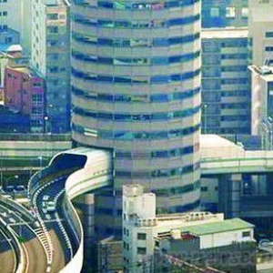 日本大阪高速公路穿越一栋钉子户大楼