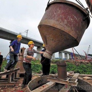 铁道部欠千亿工程款致高铁停工 多家银行拒贷款