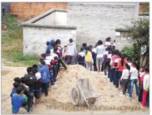 盈江一小学上厕所排长队 县委副书记微博求援建