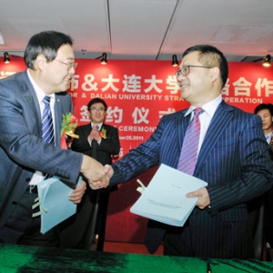 远洋装饰与大连大学签署战略合作协议