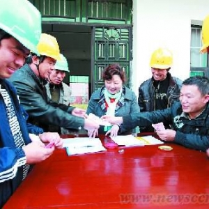 建筑农民工薪资10年翻4倍 这只是少数