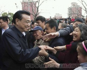 李克强考察无锡新桥镇 要增加小城镇的吸引力