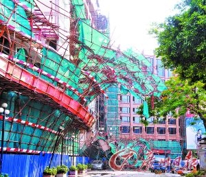 7级大风刮倒10层楼外墙装饰脚手架