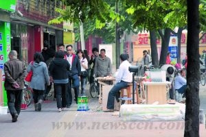 广州一商铺店内装修 店外遭殃