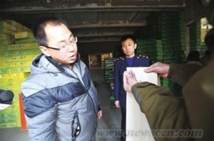 贴牌名牌地板成装修队专宠 指甲一抠就掉渣