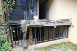 小区违规加建 业主疑管理处指定装修公司