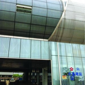 南京地铁1号线南延小龙湾站玻璃幕墙爆裂