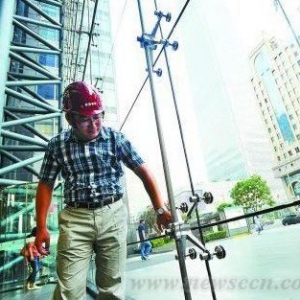 北京部分玻璃幕墙黏结胶过期超10年