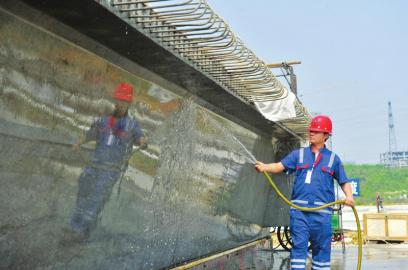 成都二环路高架桥桥体像“镜面”省了装修费