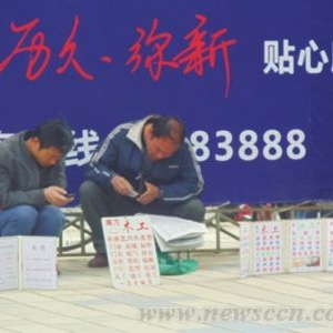 干活无防护 马路装修工易患“职业癌”
