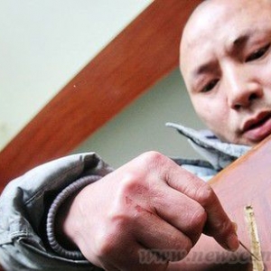 居然之家实木家具一抠就出洞 电话投诉不管用