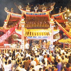 清香掉地引火灾 大马唐人街200年历史古庙被烧
