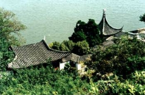 南京玄武湖公园将拆除70多处建筑 禁车禁钓