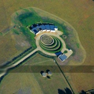 鸟瞰如环形绿田的澳大利亚旋涡式大地住宅