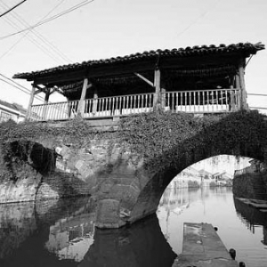 廊桥被吹塌,建筑“弱不禁风”谁之过?