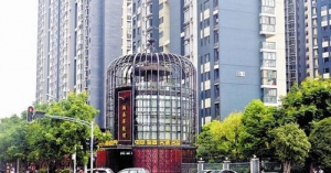 武汉街边现巨型鸟笼建筑 并非违建
