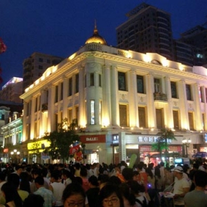 时评:雀跃“桥坚强”在于少见多怪
