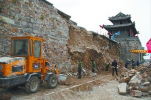 汤嘉琛:保护古建筑需遏制地方政府盲目卖地冲动