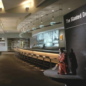 ɽɽƣThe Slanted Door