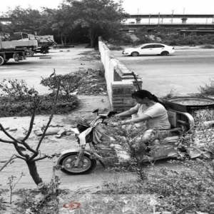 郑州3条路中间砌墙2年多难通行 各部门说法不一