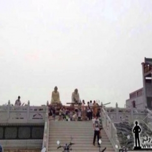 广东陆丰耗资五千万元镇寺大佛在台风中被吹低头