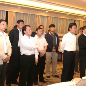 张春贤、陆东福一行审查兰新铁路第二双线部分车站效果图