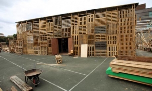 英国用废料建造剧院(图)