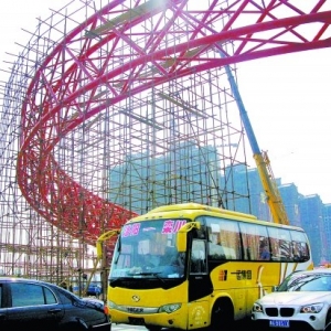 洛阳“圈套门”疑为违法建筑