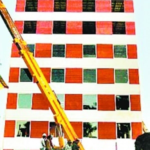 印度200名建筑人员48小时盖起10层楼