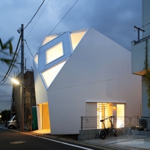 Atelier Tekuto设计的日本白色棱角住宅