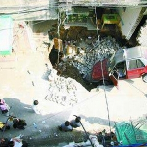 郑州闹市路面塌陷