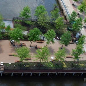 德瓦拉河岸码头景观