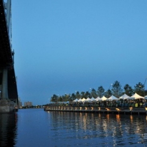 德瓦拉河岸码头景观