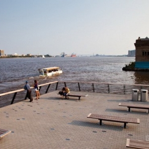 德瓦拉河岸码头景观