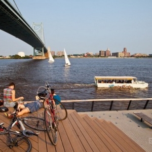 德瓦拉河岸码头景观