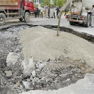 路面大坑回填中