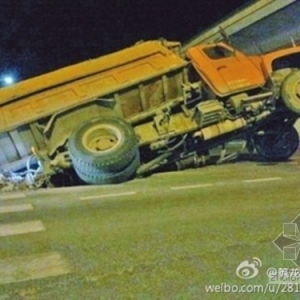 一辆满载建筑垃圾的渣土车侧翻