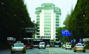 因为碍眼 南京原政府大楼被削顶改造