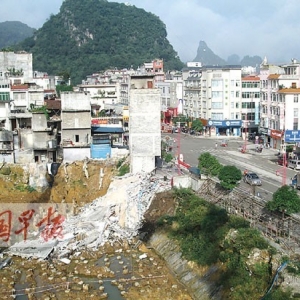 “楼歪歪”倒塌 开发商不规范施工动了地基