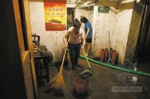 京国海广场工地坑塌陷水漫居民楼疑无证施工