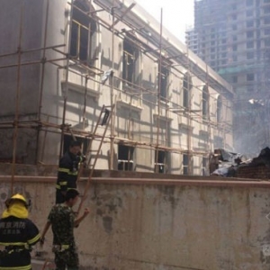 南京工地宿舍工棚着火引发火灾 无人员伤亡