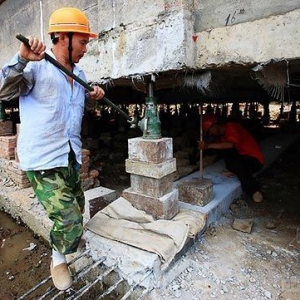 2�գ�ʩ����Ա���ڵ���ǧ�ﶥ��