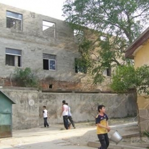 ѧУΧǽ�⽨��Υ������¥ ѧ����ȫ�ѱ���