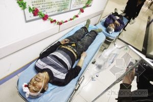 �ڽ�С¥ͻȻ���� �������˱�����ש��(ͼ)