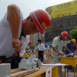 8��22�գ��Ϸ�һ���繤���ڲμ�