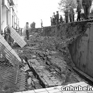 ����Ϻ��ɹ���԰ˮ�ܱ��ѳ嵹Χǽ